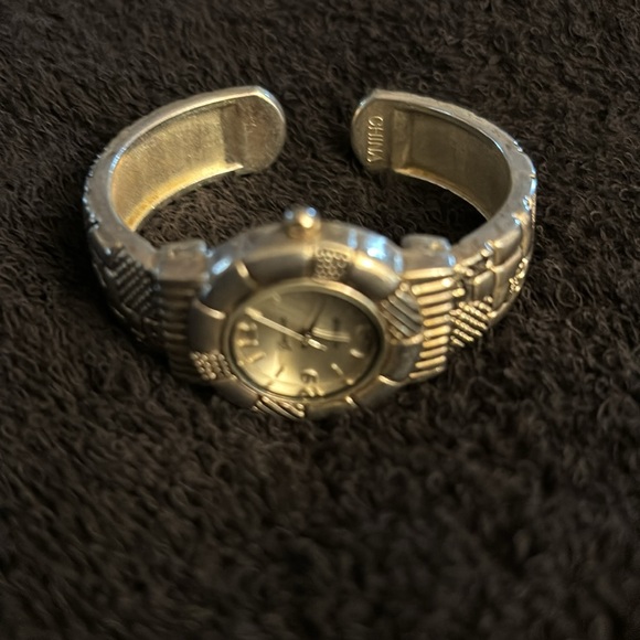 Silver toned bracelet watch vintage style intricate design new battery - Picture 7 of 8